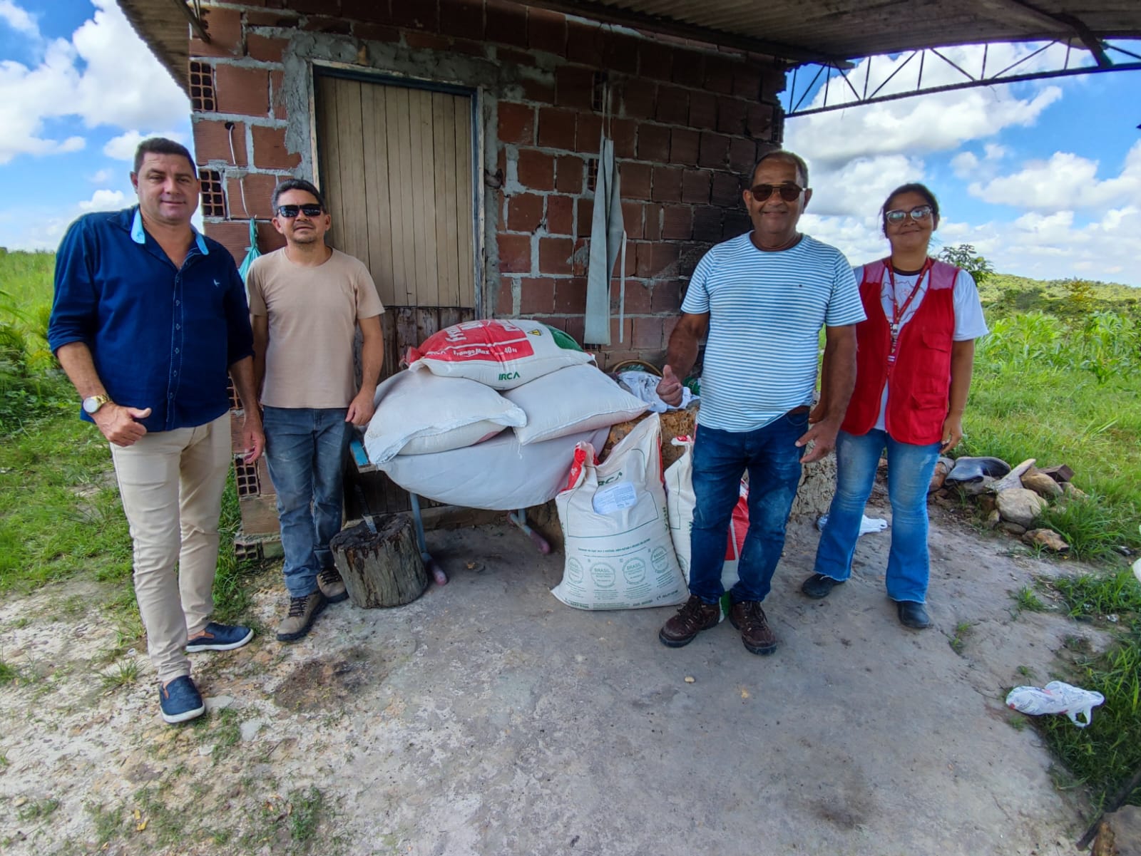 Nova etapa do Quintais Ecoprodutivos com a entrega de rações e pintos