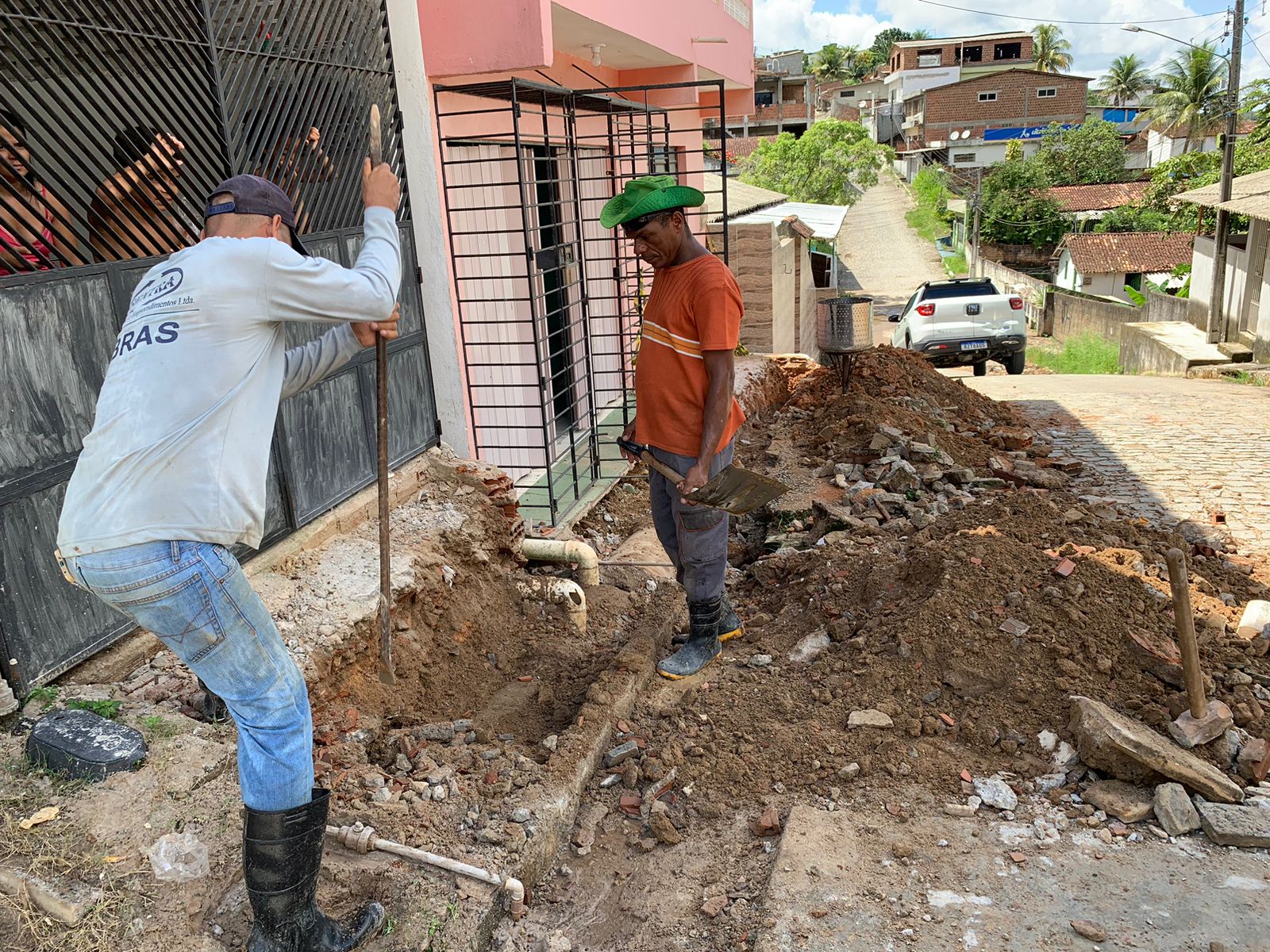 Obra de drenagem na Rua Felipe Camarão